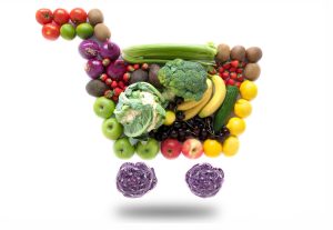 Einkaufskorb mit Obst und Gemüse aus dem Online Supermarkt