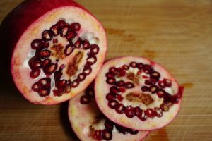 Granatapfel aufgeschnitten aus dem Online Supermarkt