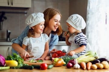 Kochen von gesunder Ernährung bei Kindern mit Mutter