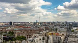 Stadt Panorama von Berlin mit einigen Lieferdiensten für Lebensmittel.