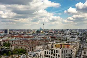 Stadt Panorama von Berlin mit einigen Lieferdiensten für Lebensmittel.