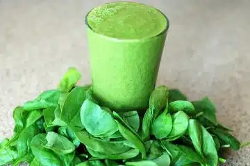 Spinat püriert im Glast und in Blättern.