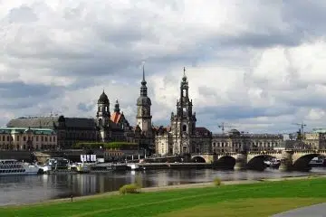 Frauenkirche von Dresden mit einigen Lieferdiensten für Lebensmittel.