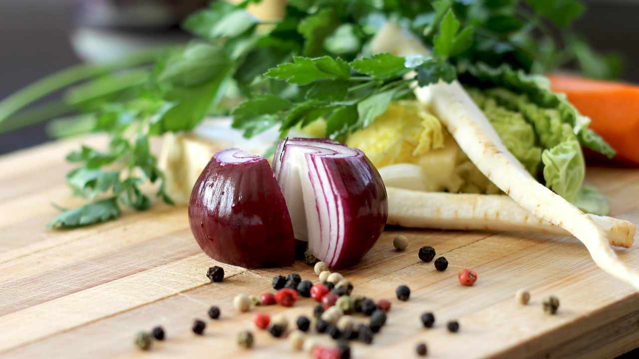 Gemüse auf dem Küchentisch von einer Kochbox die verglichen worden ist.